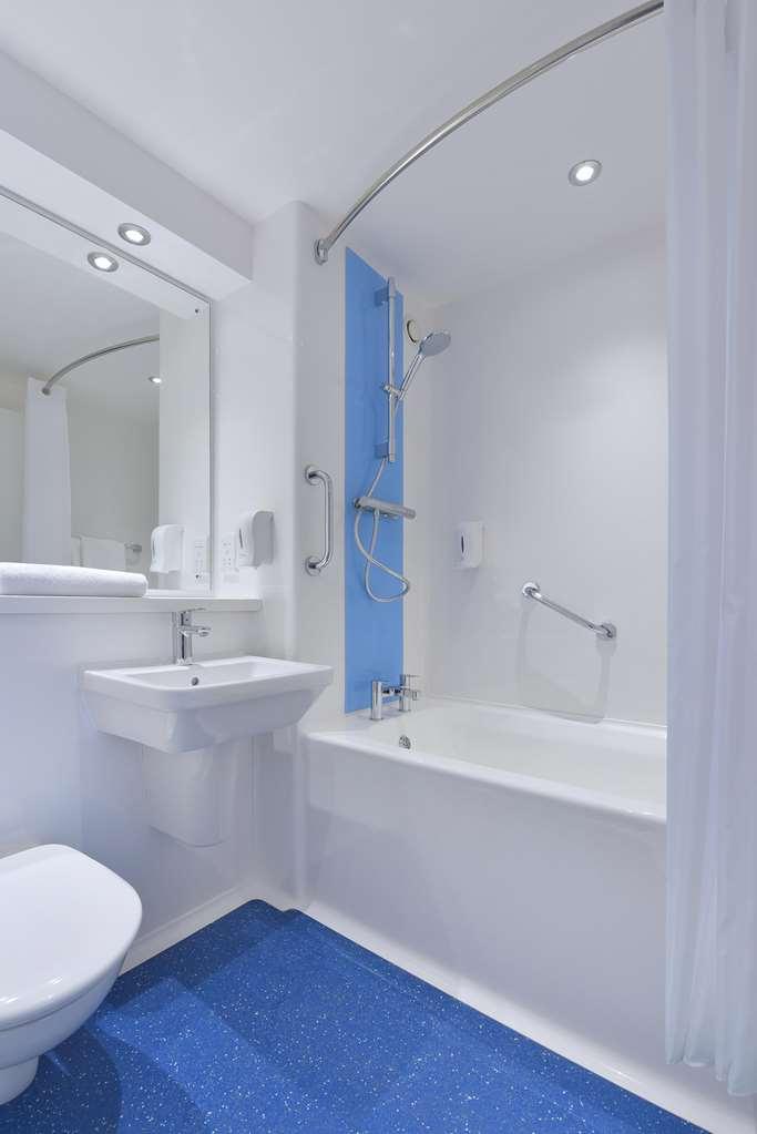 Travelodge Bradford Central Room photo